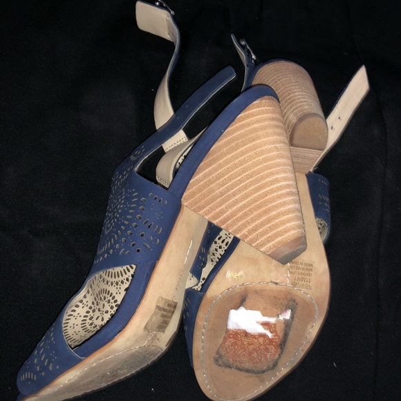 Vince Camuto open toe ankle strap - Picture 2 of 4